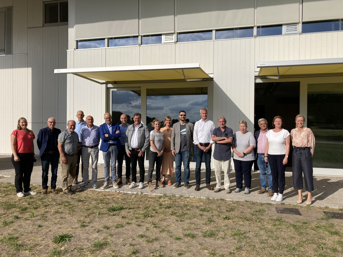 Gruppenbild vor dem Besucherzentrum