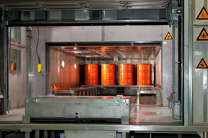 Zu sehen ist die Fass Trocknungsanlage mit vier orangen Fässern drinnen