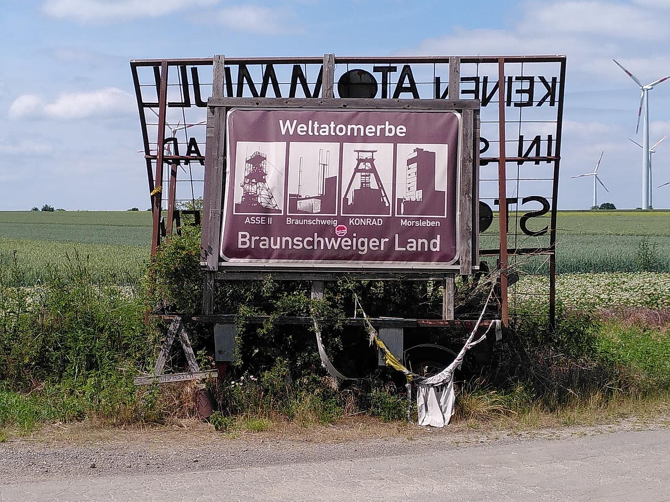 Tafel mit der AUfschrieft "Weltatomerbe Braunschweigerland" vor Schacht KONRAD