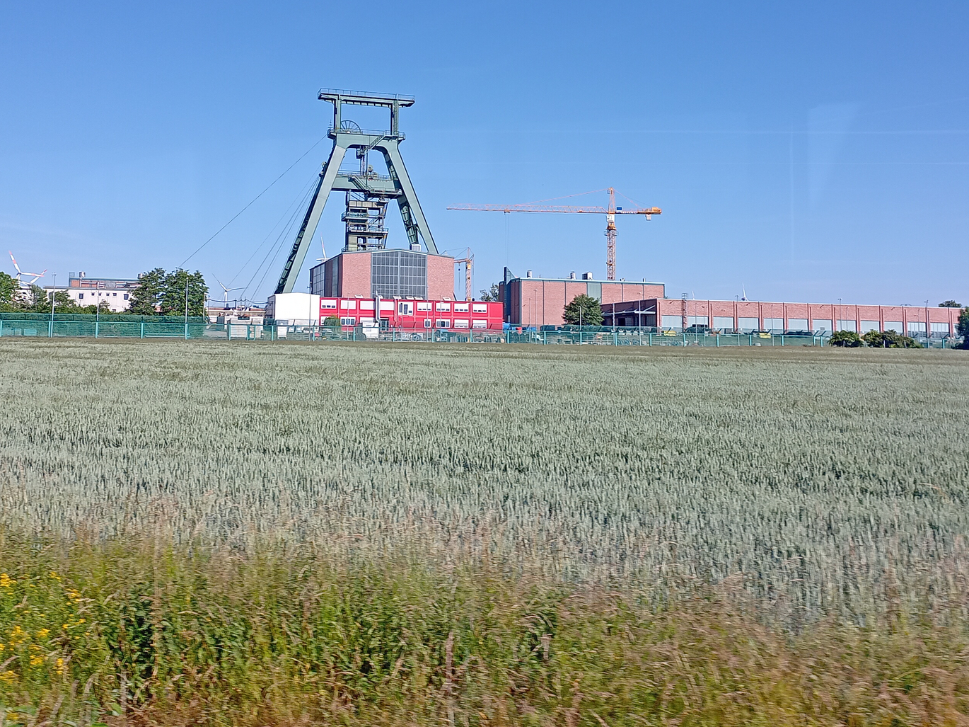 Der charakteristische grüne denkmalgeschützte Förderturm der Schachtanlage Konrad 1