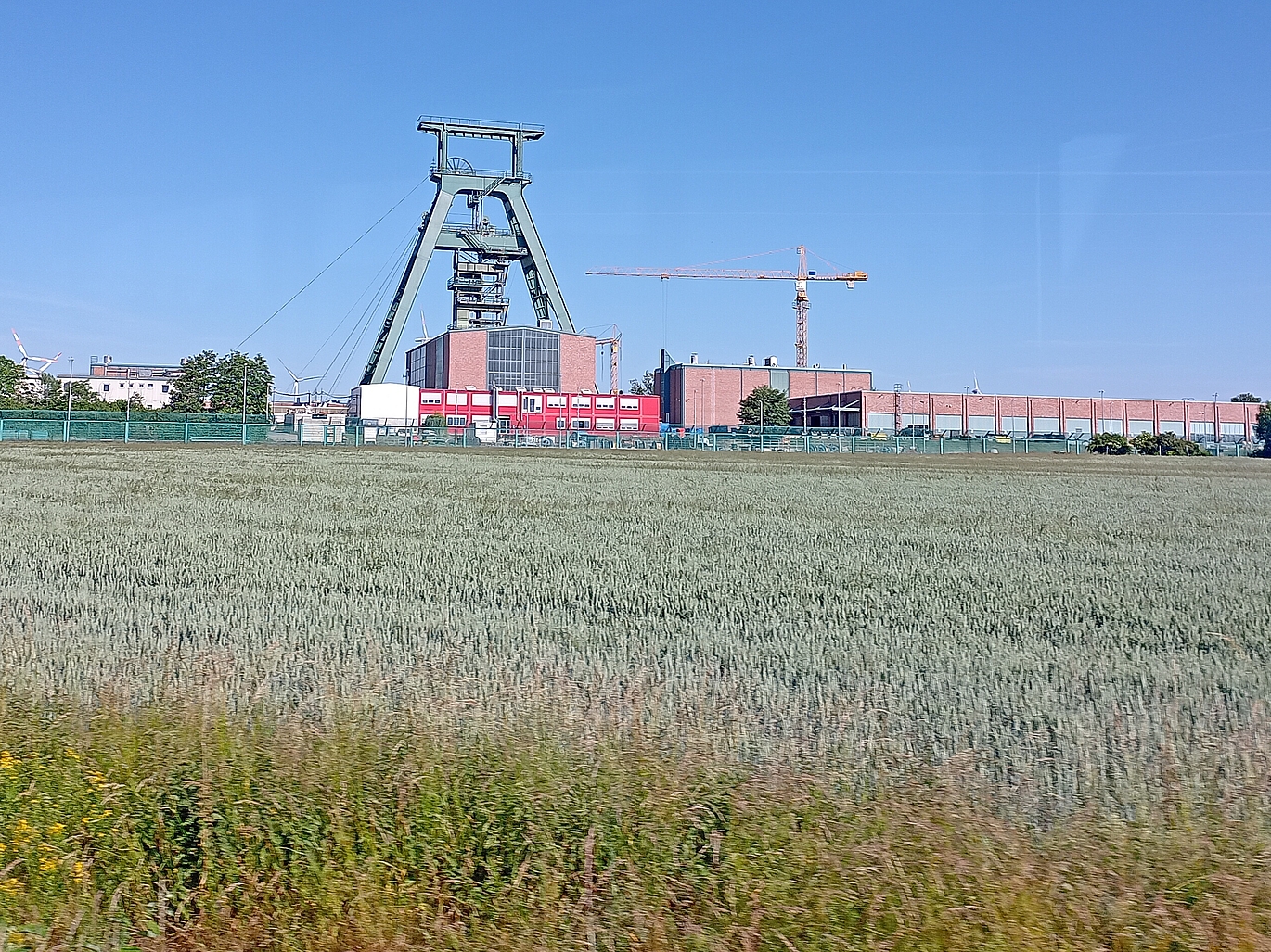 Der charakteristische grüne denkmalgeschützte Förderturm der Schachtanlage Konrad 1