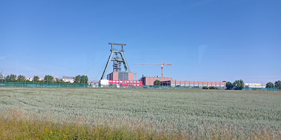 Der charakteristische grüne denkmalgeschützte Förderturm der Schachtanlage Konrad 1
